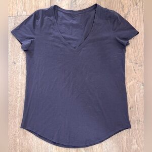 Lululemon Love Tee V in Vintage Grape. Size 8.